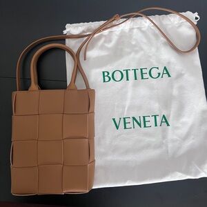 Brand 🆕 Bottega Veneta Small Casette Intrecciato Leather North/South Tote